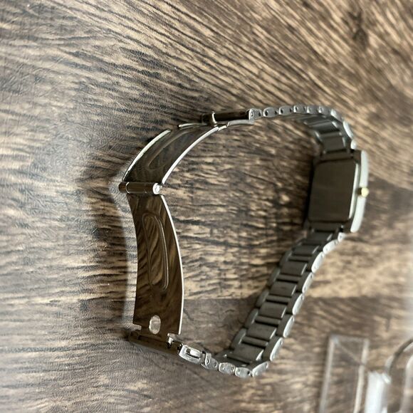 Seiko IN00-0ZF8 gold and silver tone Women's Watch New Battery Working - Picture 7 of 10